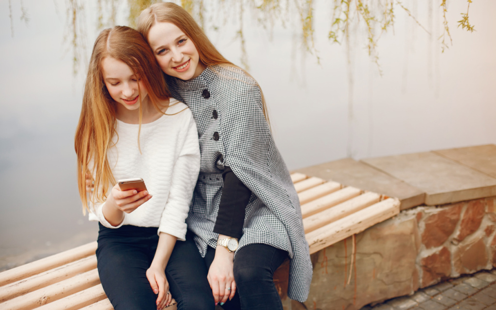 dve-krasivye-sestry-v-parke (2).jpg