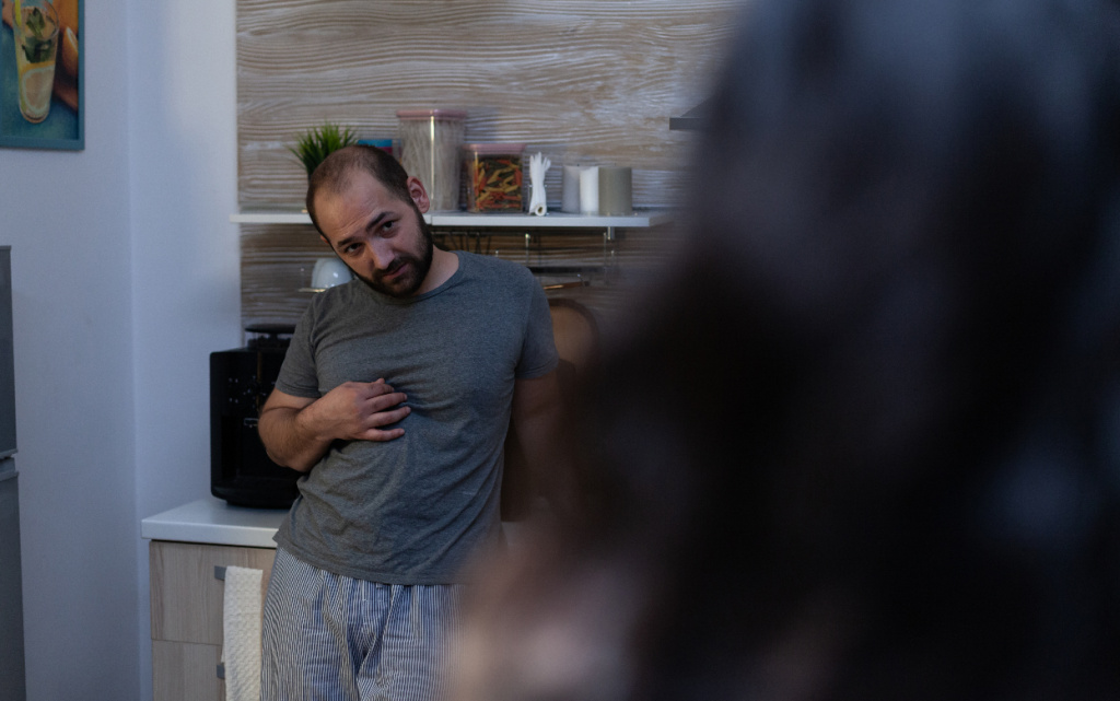 p-anyi-muzcina-alkogolik-agressiven-i-zlitsa-na-zensinu-zertvu-para-imeusaa-problemy-s-zestokim-obraseniem-i-imeusaa-delo-s-agressiei-nasiliem-zavisimost-u-i-izbieniem-muz-izdevaetsa-nad-zenoi (1).jpg