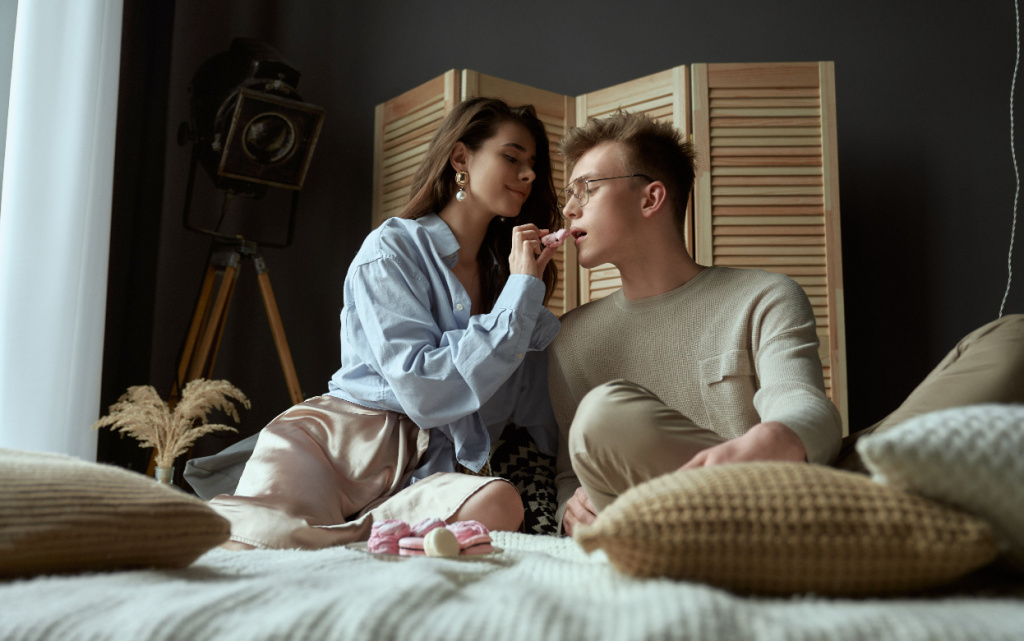 devuska-kormit-parna-na-krovati (1).jpg