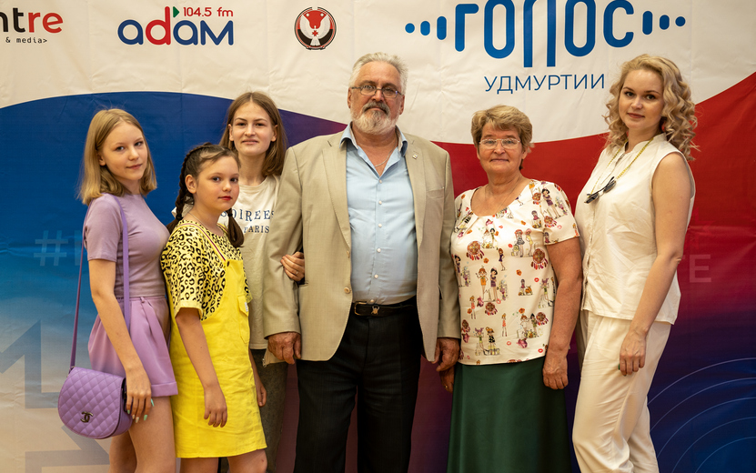 Дмитрий Женихов с семьей.jpg