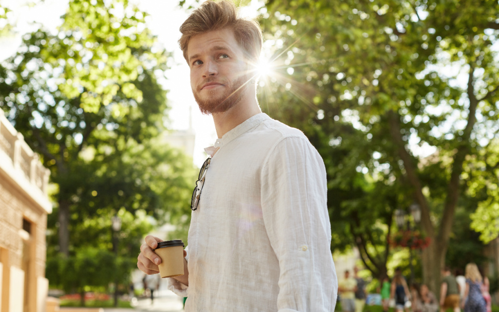 molodoi-krasivyi-paren-s-ryzimi-volosami-i-borodoi-v-beloi-rubaske-v-parke (1).jpg