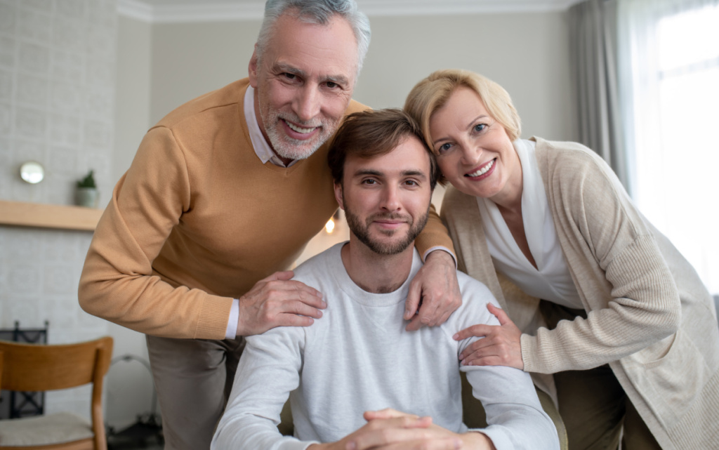 roditeli-rady-videt-svoego-syna-sem-a-vygladit-scastlivoi (1).jpg