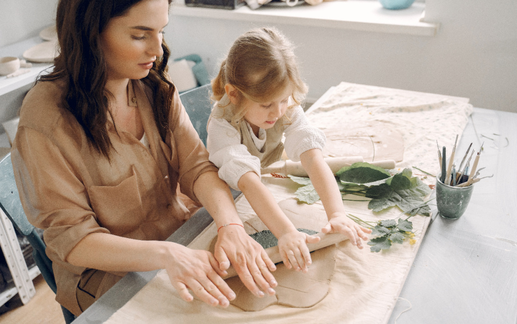 portret-materi-i-malen-koi-devocki-obrazuusei-glinu-vmeste (1).jpg