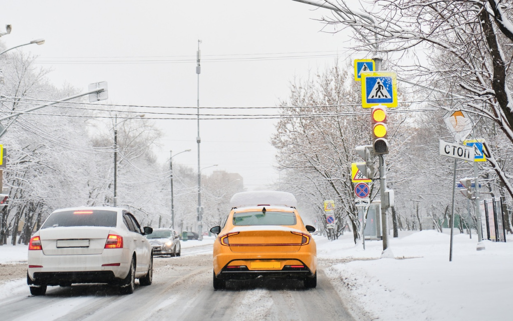 yellow-taxi-and-white-car-stand-at-traffic-light-o-2026-01-07-06-00-22-utc (1).jpg