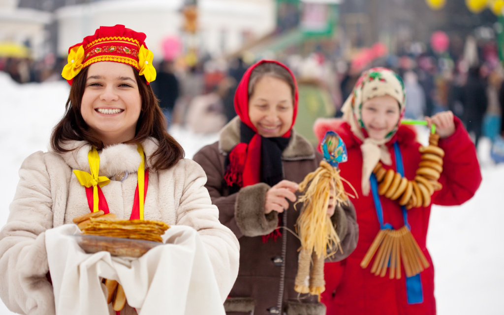 women-celebrating-maslenitsa-festival (1) (1).jpg