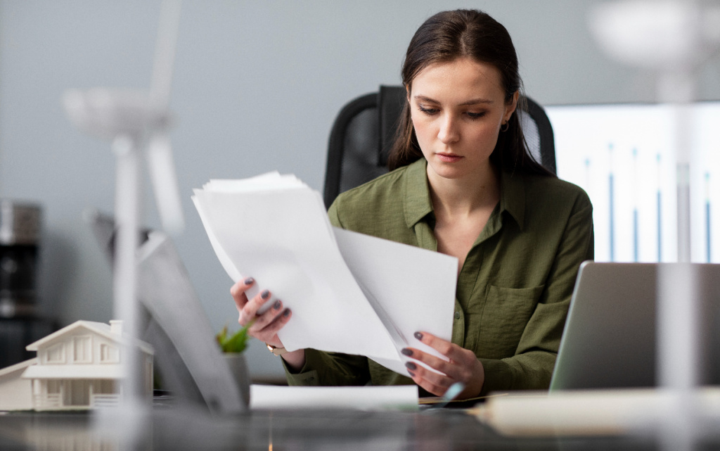 krupnyi-plan-celoveka-rabotausego-na-al-ternativnoi-energii (1).jpg