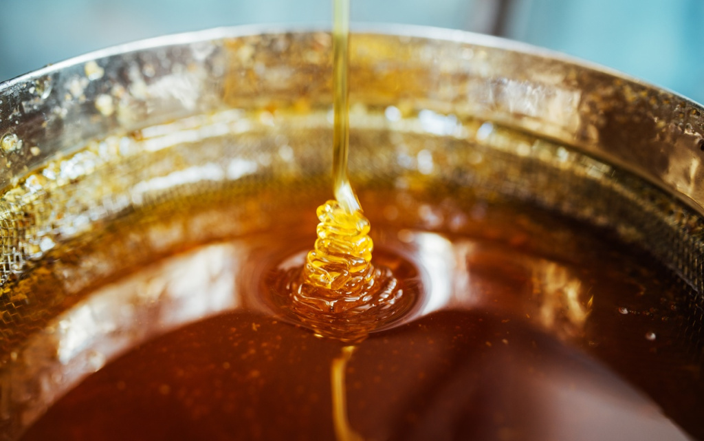 golden-honey-pouring-into-a-metal-bowl-2026-01-07-06-36-40-utc (1).jpg