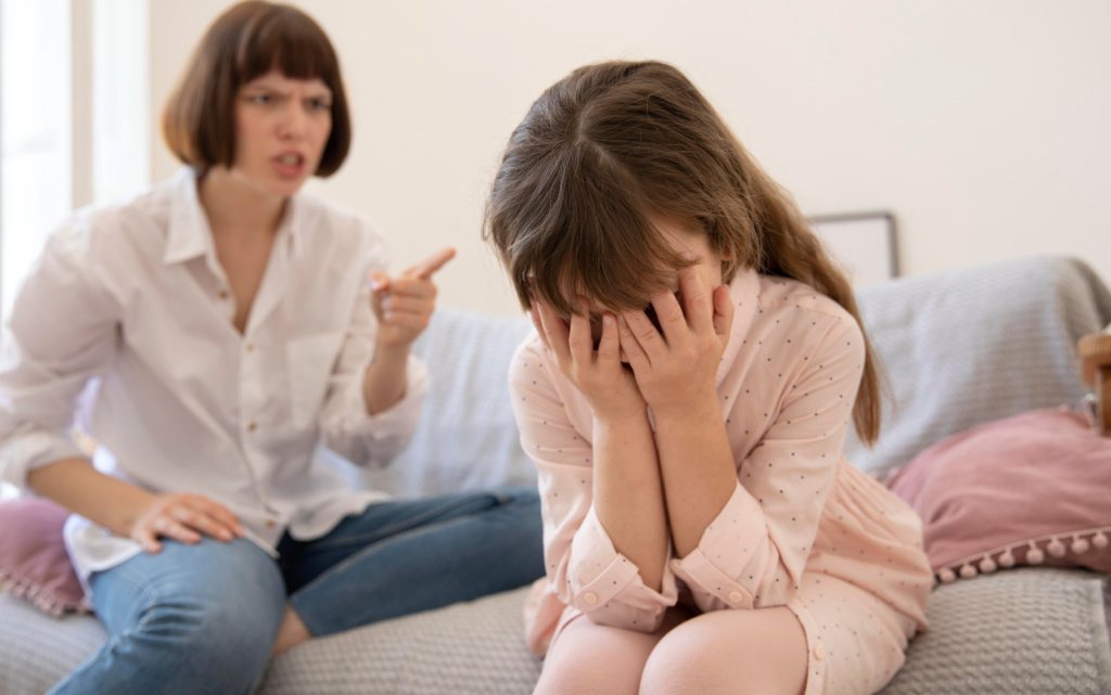 srednii-snimok-rasstroennoi-materi-rugaet-doc (1).jpg