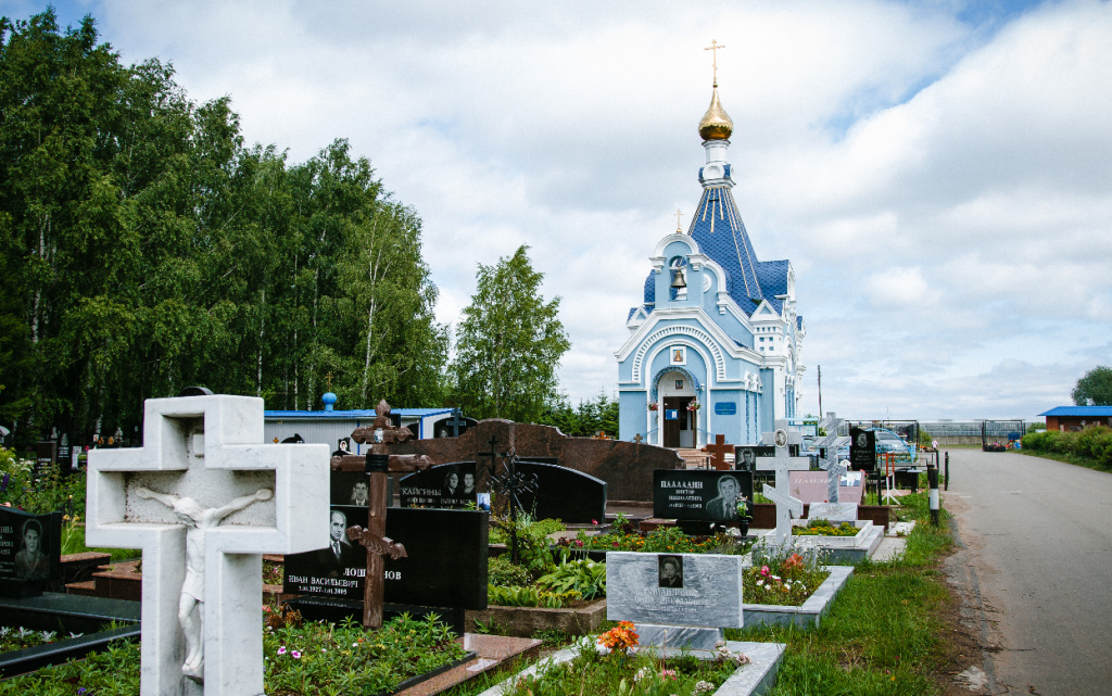 Церковь Василия Великого в Хохряках хохряковское кладбище 2018 Д Ахмадишина (1).jpg