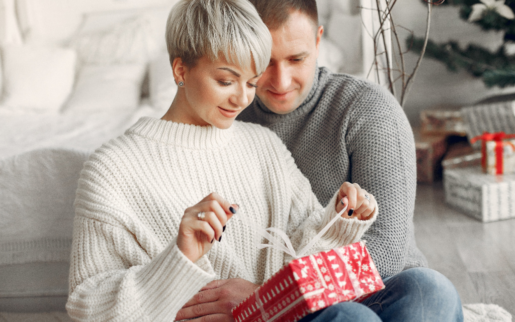 sem-a-doma-para-vozle-rozdestvenskih-ukrasenii-zensina-v-serom-svitere (1).jpg