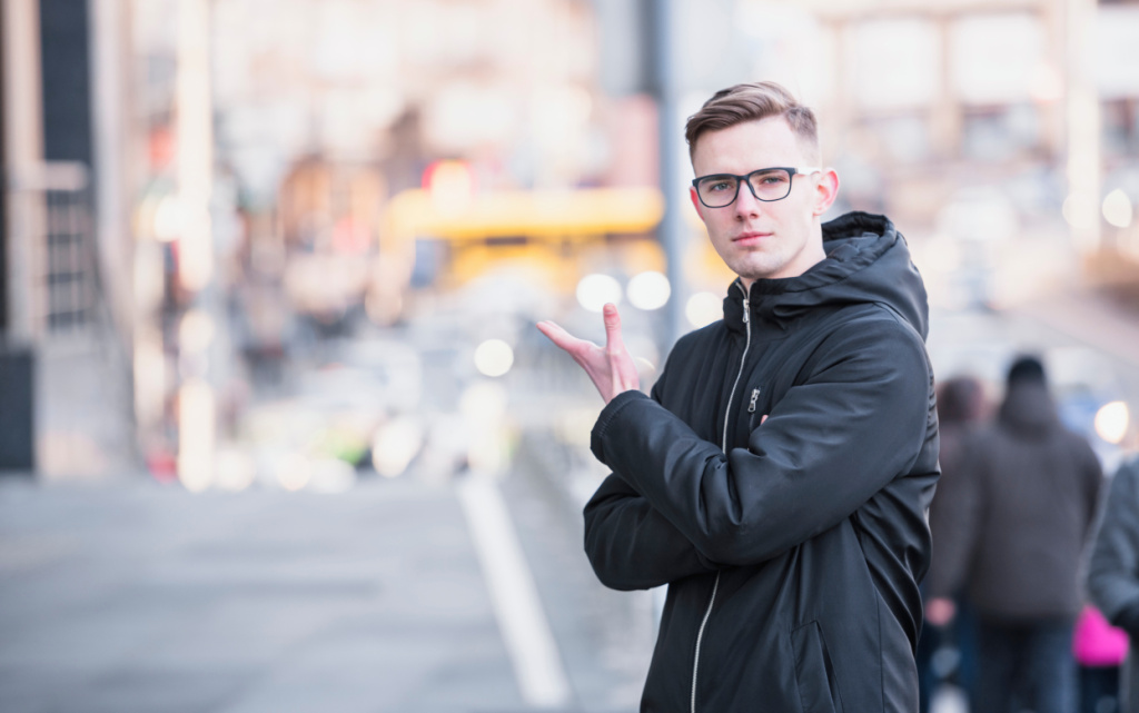 privlekatel-nyi-molodoi-celovek-stoal-na-doroge-zesty (1).jpg