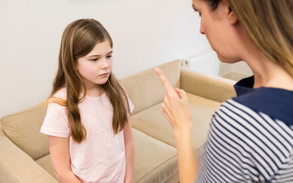 mat-rugaet-ee-doc-v-gostinoi (1).jpg