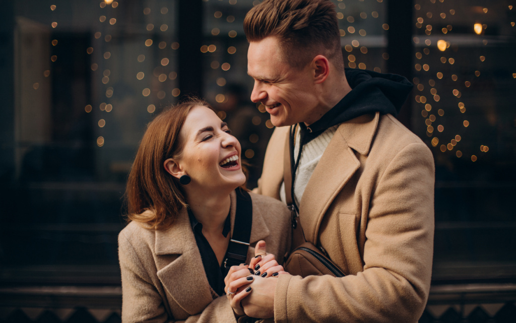 molodaa-para-gulaet-vmeste-na-rozdestvo (1).jpg