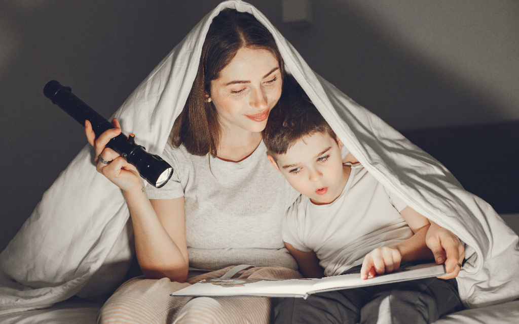 mat-i-syn-pod-odealom-v-posteli-citaut-knigu (1).jpg