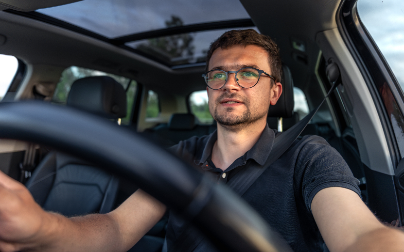 Полис КАСКО можно настроить в соответствии с вашими потребностями. Фото: Freepik celovek-upravlausii-masinoi-polozitel-nye-emocii-arkii-dnevnoi-svet-inter-er (1).jpg