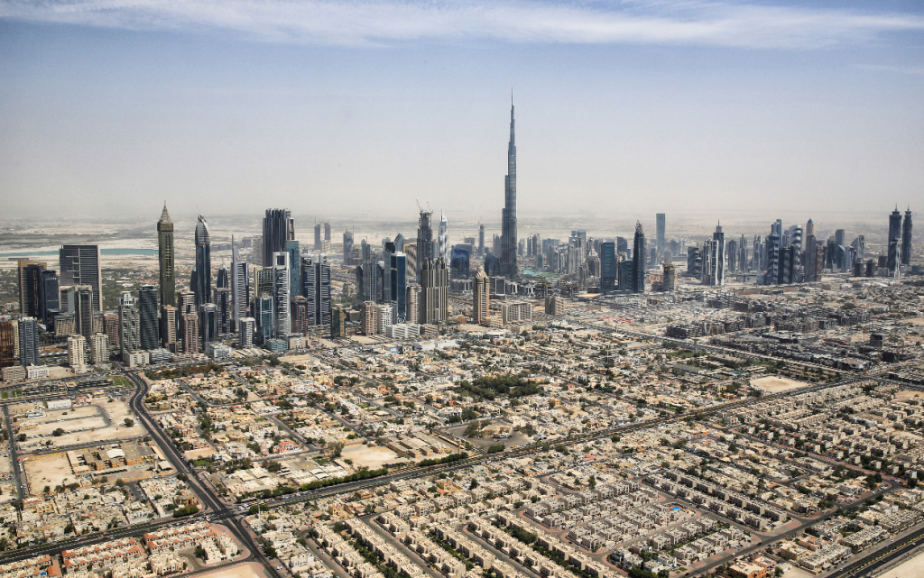 Dubai_Skyline_mit_Burj_Khalifa_(18241030269) (1).jpg
