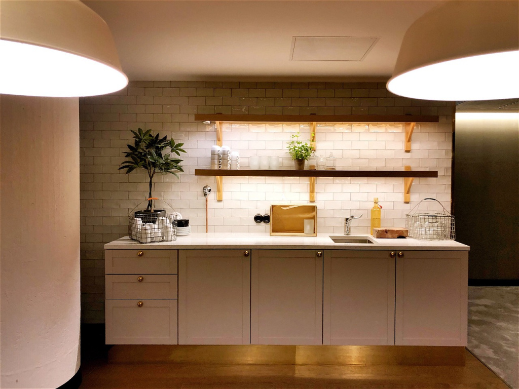 indoor-countertop-with-plants-and-neutral-color-pa-2026-03-24-13-07-20-utc.jpg