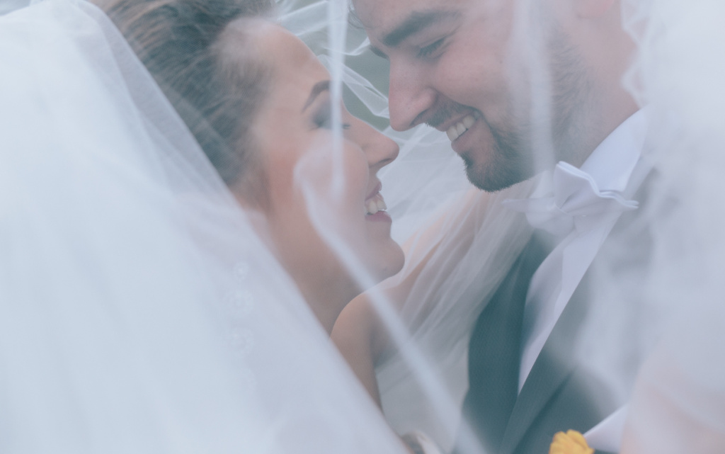 sladkii-pocelui-zenih-i-nevesta-na-svad-be (1).jpg