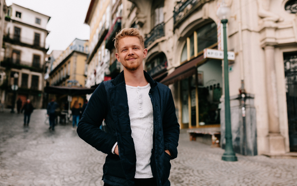 molodoi-celovek-idet-po-ulice-goroda (1).jpg