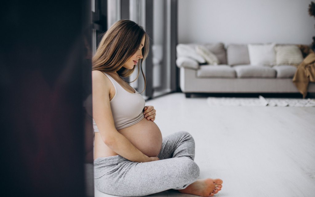 beremennaa-zensina-otdyhaet-posle-trenirovki-doma (1).jpg