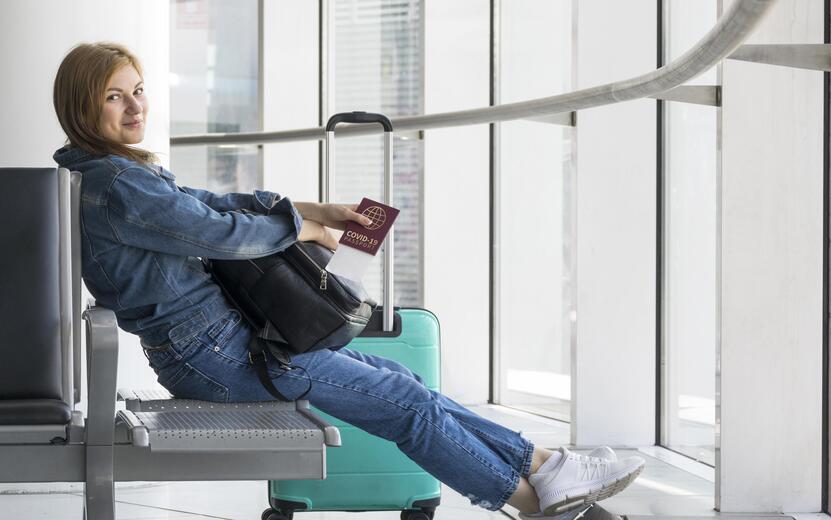 vid-sboku-na-celoveka-imeusego-pasport-zdorov-a-v-aeroportu.jpg