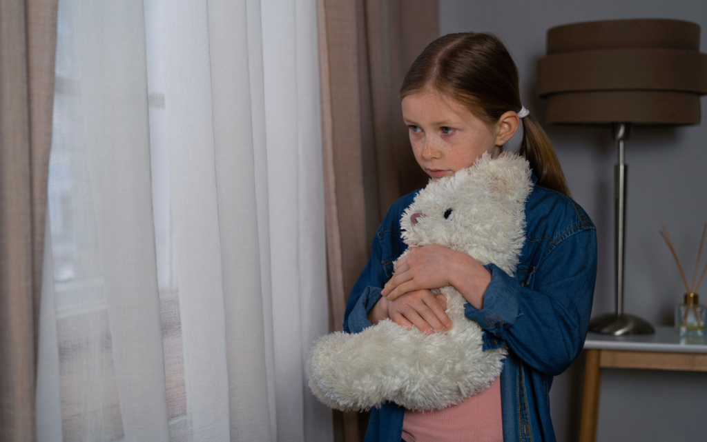 vzglad-malen-kogo-rebenka-stradausego-ot-zestokogo-obrasenia (1).jpg