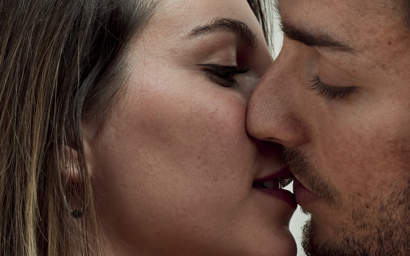 krupnym-planom-molodaa-para-poceluev.jpg