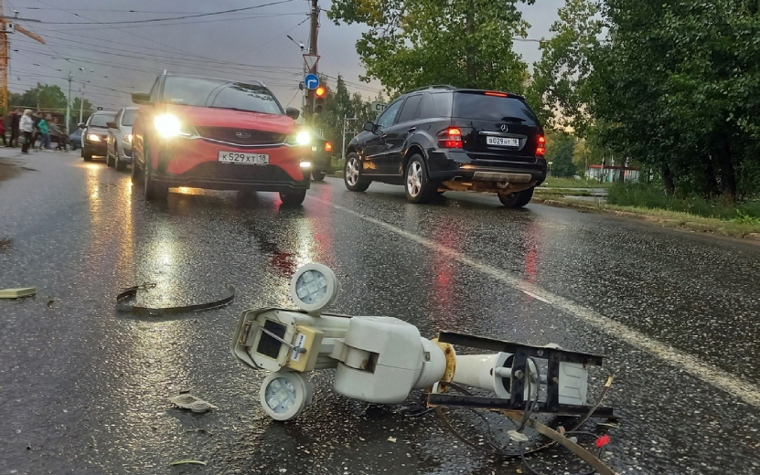 Дорожная камера видеонаблюдения упала и разбилась в Ижевске