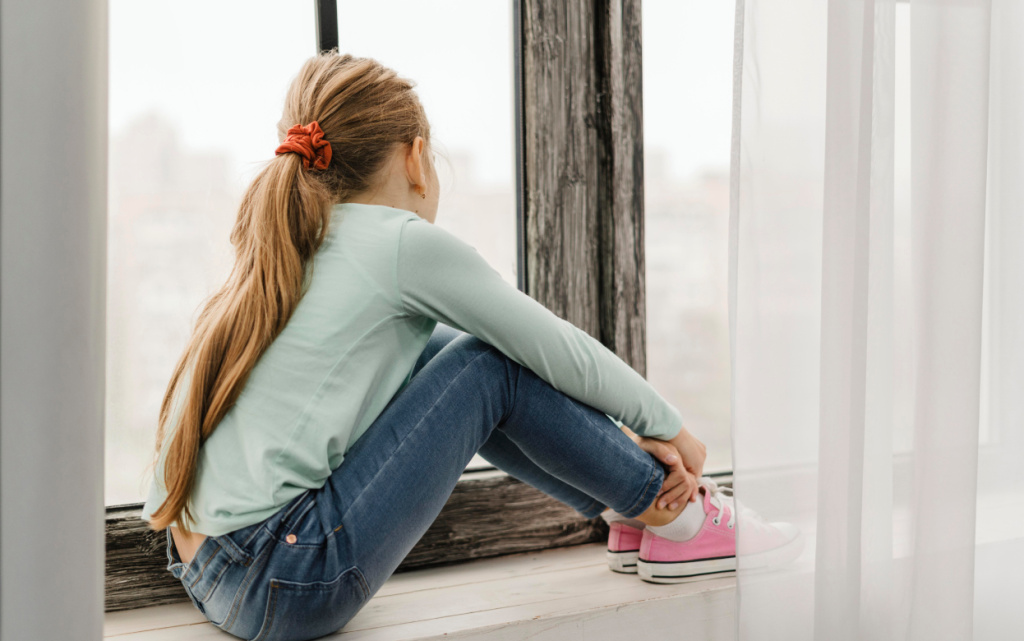 malen-kaa-devocka-sidasaa-na-podokonnike-vid-sboku (1).jpg