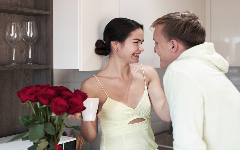 romanticeskaa-para-doma-prazdnuet-den-svatogo-valentina-s-buketom-krasivyh-krasnyh-roz.jpg