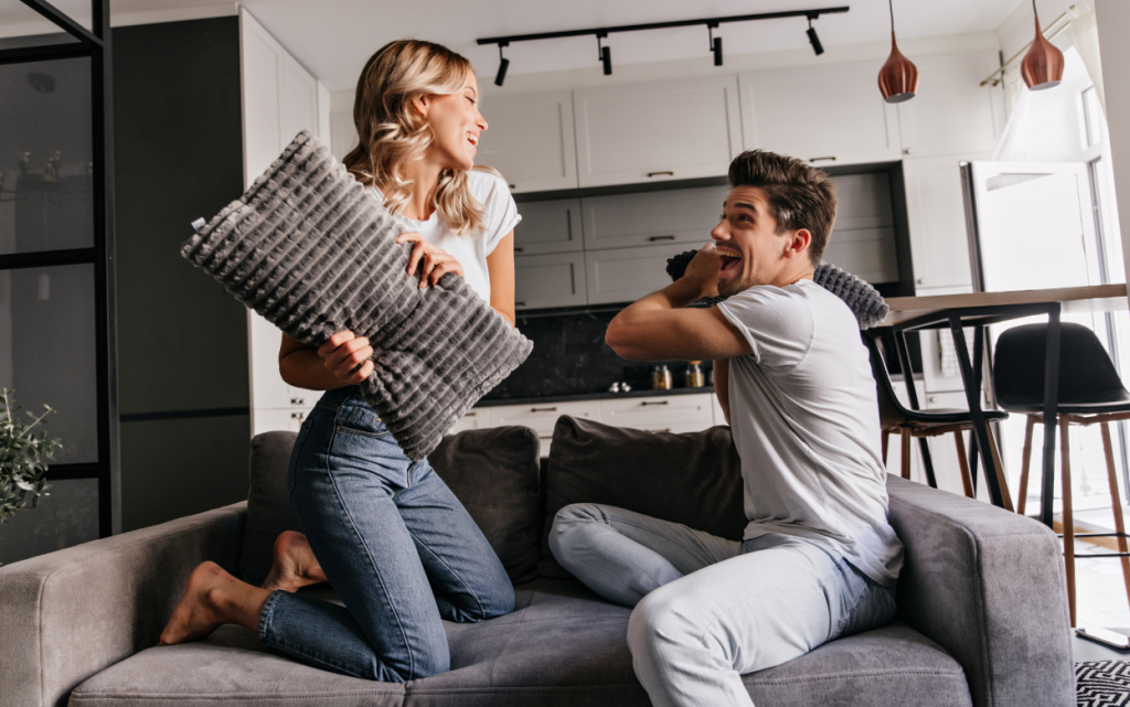 evropeiskaa-para-poziruet-vo-vrema-boa-poduskami-krytyi-portret-smeusihsa-molodyh-ludei-otdyhausih-v-gostinoi (1).jpg