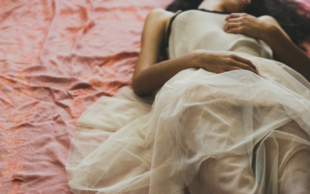 obrezat-molodaa-zensina-leza-na-polu (1).jpg