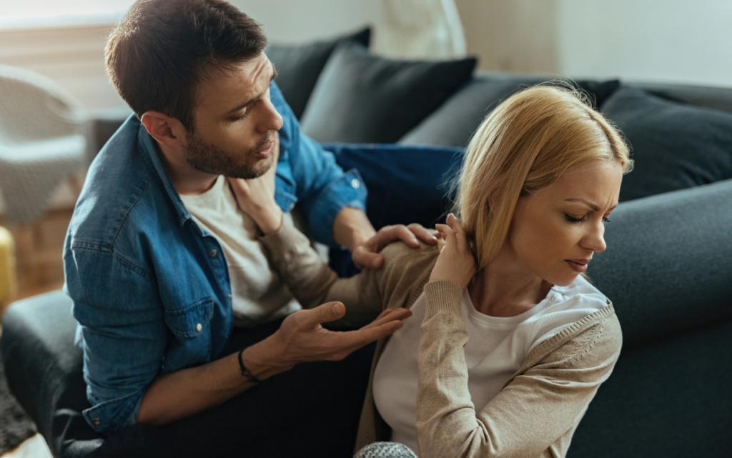 nedovol-naa-zensina-otkazyvaetsa-razgovarivat-so-svoim-parnem-vo-vrema-ssory-doma (1).jpg