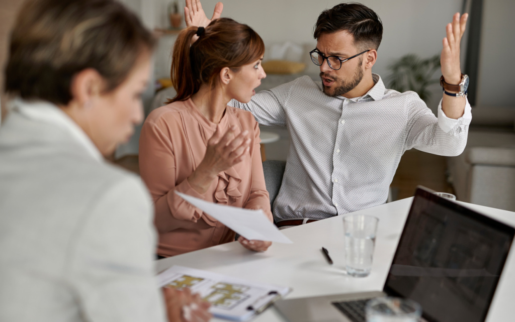 molodaa-nedovol-naa-para-ssoritsa-vo-vrema-vstreci-s-agentom-po-nedvizimosti (1).jpg