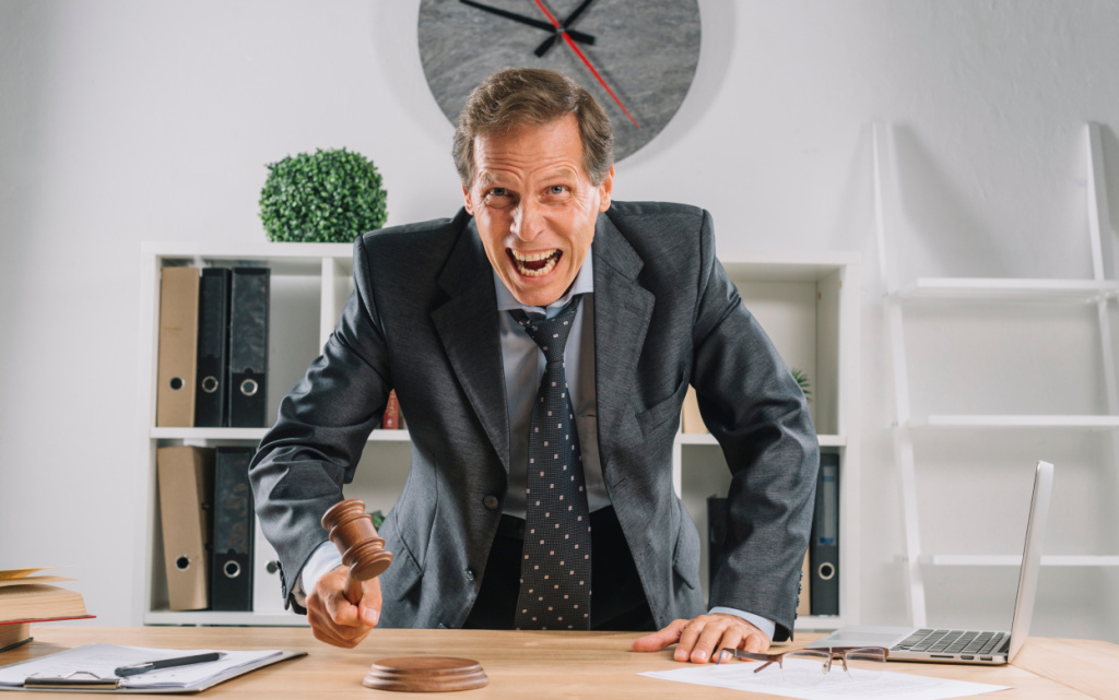 zlobnyi-zrelyi-advokat-udarausii-molotkom-po-zvukovomu-bloku-v-zale-suda (1) (1).jpg