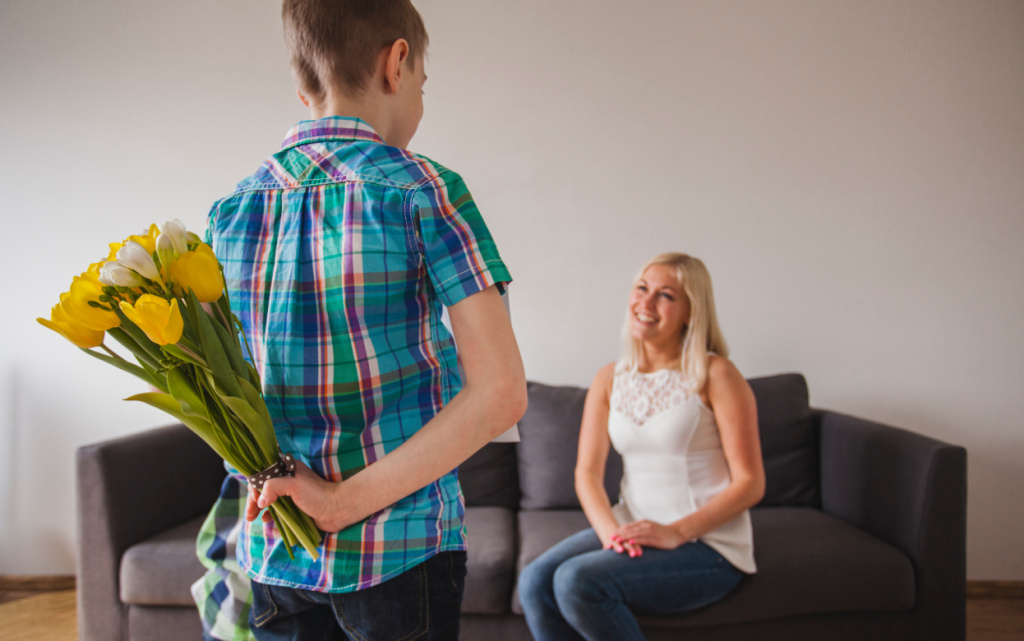 mal-cik-s-buketom-na-spine-na-den-materi (1).jpg