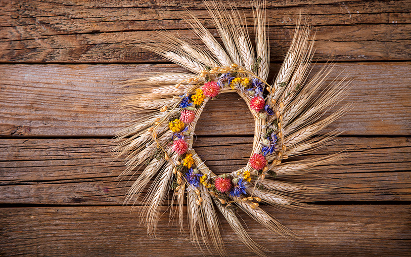 wreath-of-ears-of-corn-and-dried-flowers-2021-08-29-12-19-43-utc.jpg