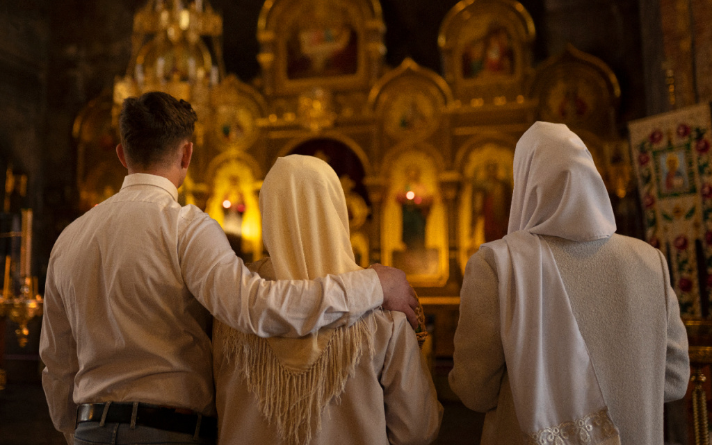 ludi-posesausie-propoved-v-cerkvi-v-cest-greceskoi-pashi (1).jpg