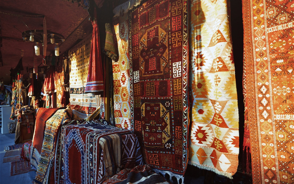 carpet-shop-at-the-street-market-istanbul-turkey-2026-03-17-14-47-34-utc (1).jpg