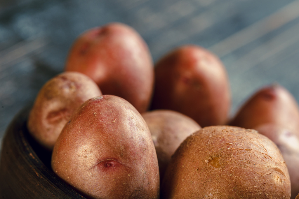 fresh-potatoes-on-the-wood-background-2026-01-08-22-36-26-utc.jpg