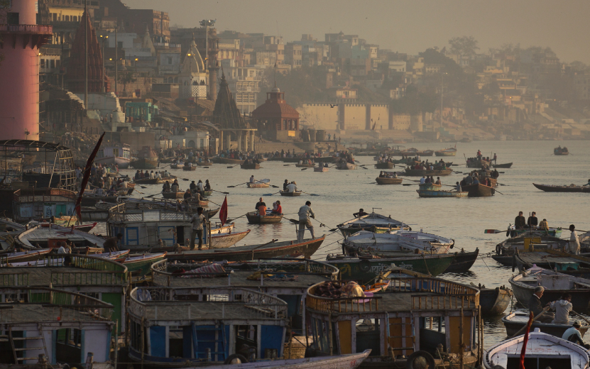 20 Scindia_Ghat_in_morning,_Varanasi,_Uttar_Pradesh,_India_(2012).jpg