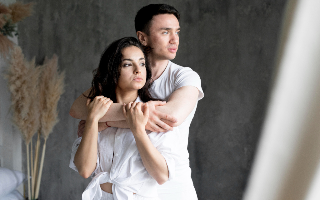 vid-speredi-para-poziruet-obnal (1).jpg