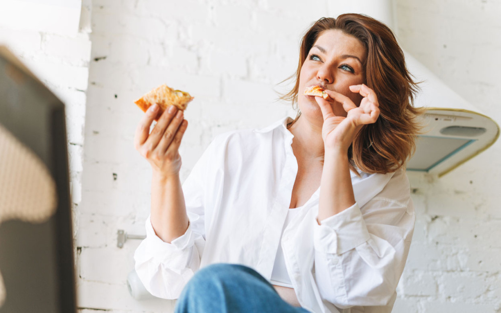 woman-eating-pizza-in-her-b.jpg