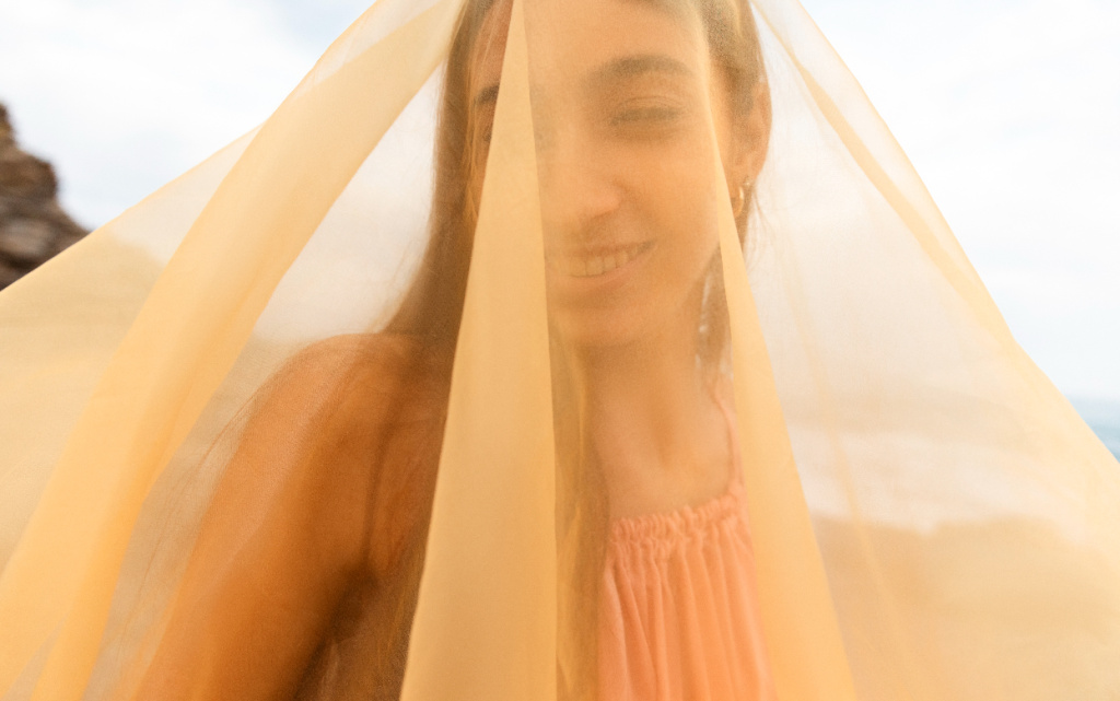 portret-zensiny-na-plaze-s-licom-pokrytym-vual-u (1).jpg