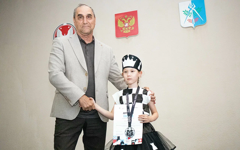 Надежда Снигирева получила награду из рук своего тренера по шахматной композиции. Фото: Данил Иванов Надежда Снигирева получила награду из рук своего тренера по шахматной композиции. Фото: Данил Иванов