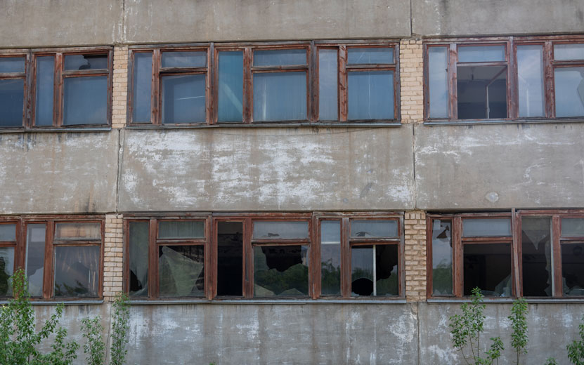 broken-windows-in-the-facad.jpg