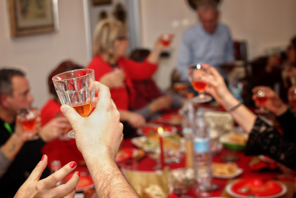friends-enjoying-celebration-with-drinks-at-the-ta-2026-03-17-06-58-40-utc.jpg