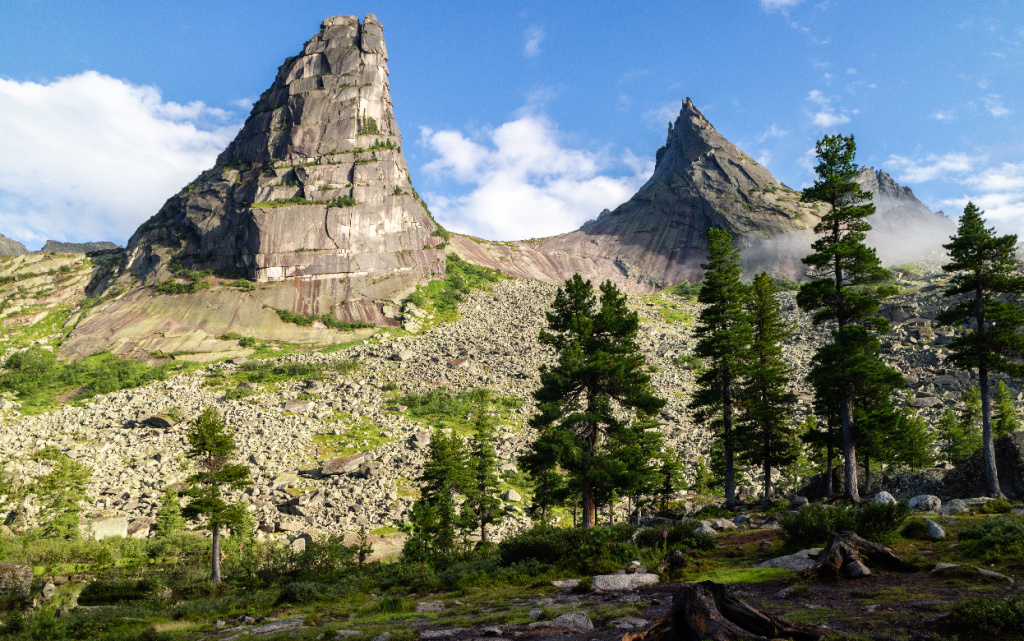 Ergaki,_Parabola_granite_rock_formation,_Sayan_Mountains,_Russia (1).jpg