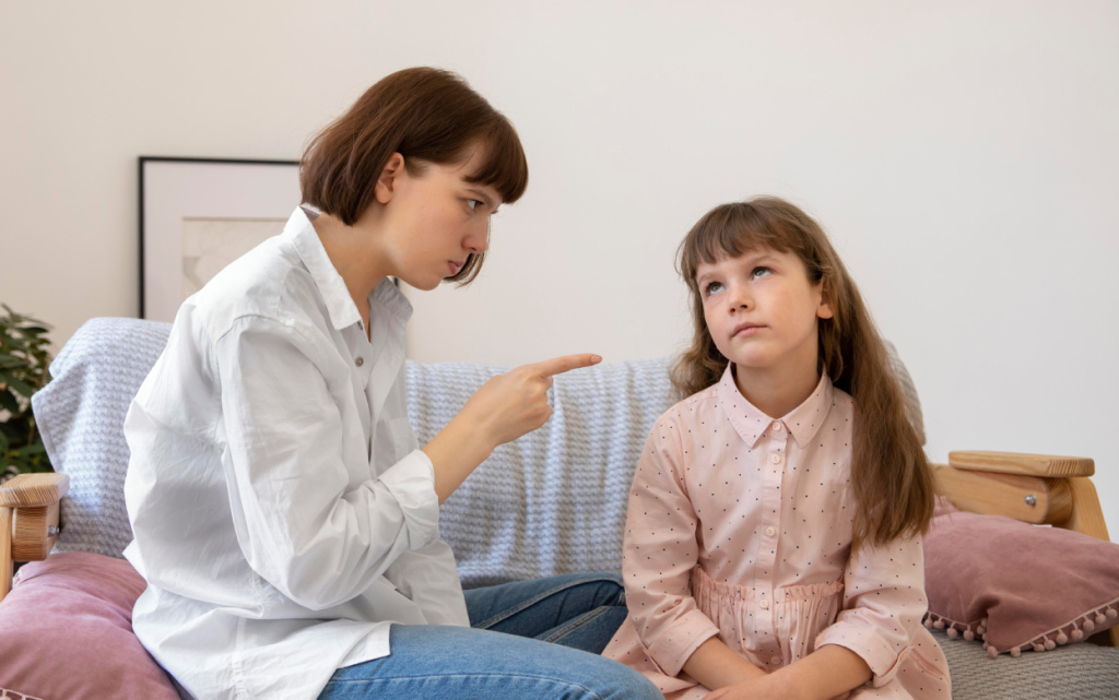 srednii-vystrel-mat-rugaet-devusku (1).jpg