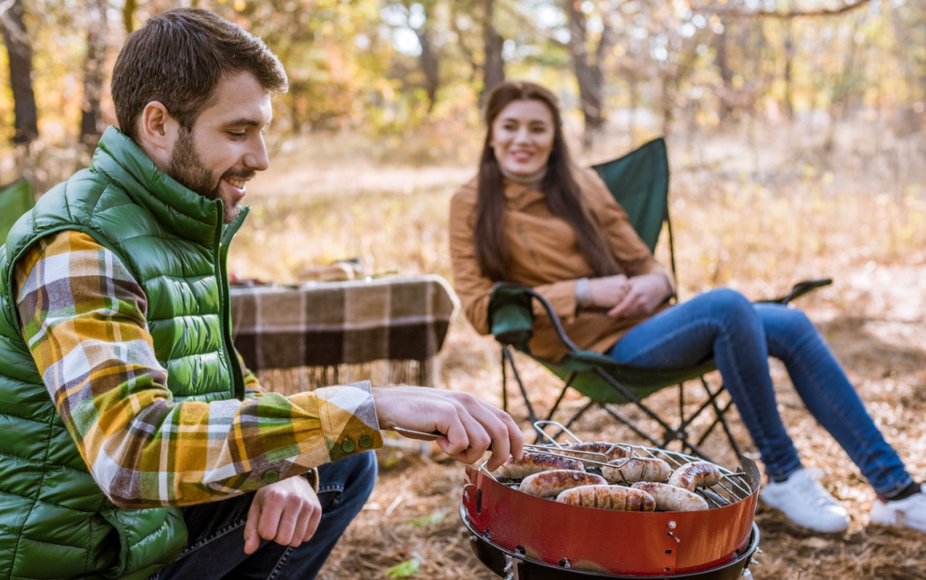 couple-enjoying-an-outdoor-barbeque-lunch-in-natur-2026-01-06-00-37-29-utc (1).jpg
